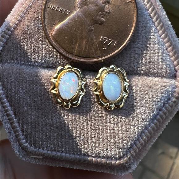 Vintage solid 14k yellow gold genuine opal earrings - Picture 5 of 16